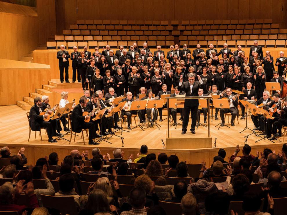 La Orquesta Laudística Harmonía, dirigida por Fernando Sanz.