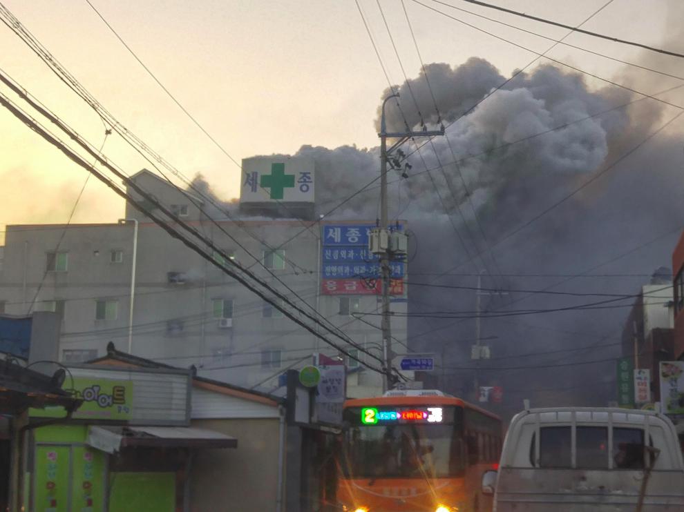 Las columnas de humo que se ven del hospital de Miryang