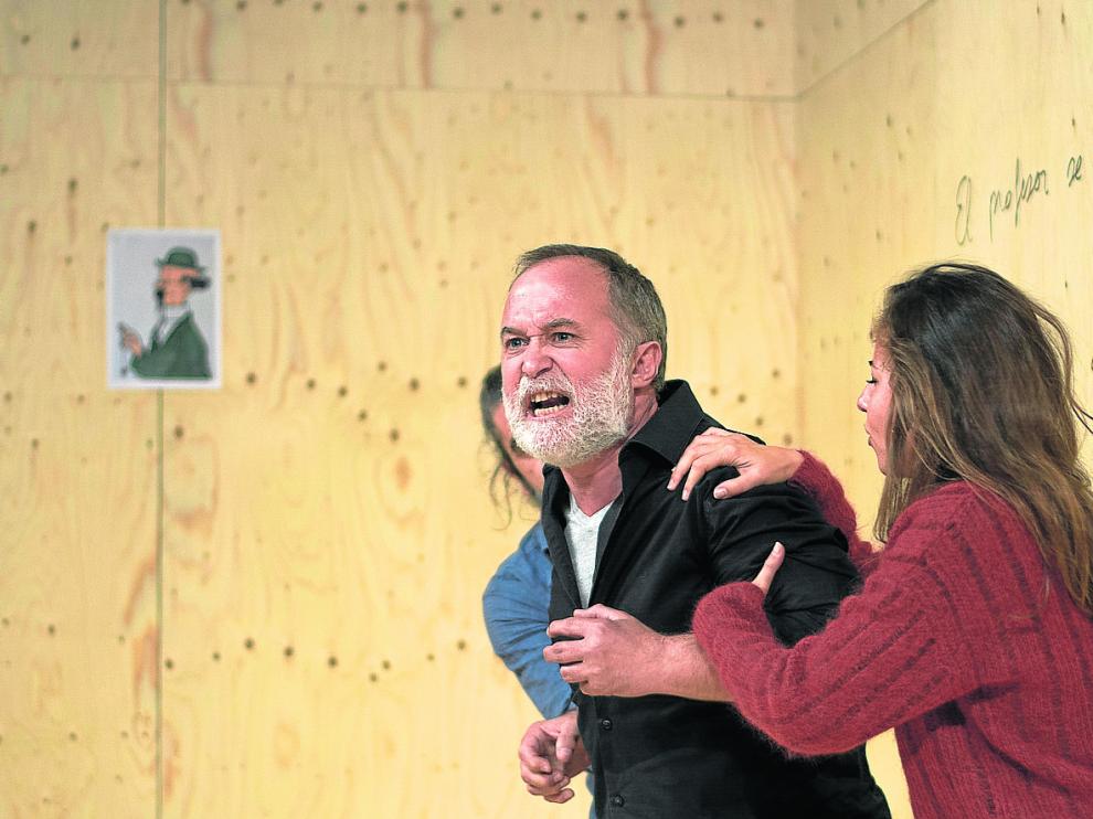 Luis Bermejo, Irene Escolar y Gonzalo Cunill detrás, en una escena de la obra 'Vania', que se estrena esta tarde en el Principal.