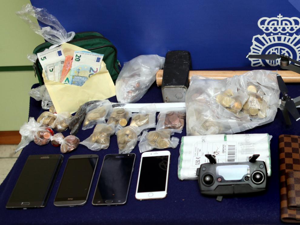 Dinero y objetos requisados a los detenidos