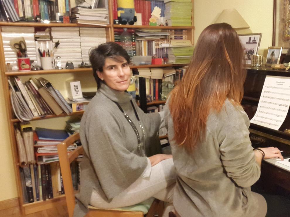 María Jesús imparte una clase de piano a través del Banco del tiempo