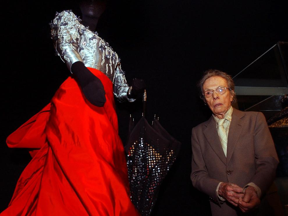 El turolense Manuel Pertegaz, junto a una de sus creaciones en la exposición retrospectiva que le dedicó el Museo Reina Sofía en 2004.