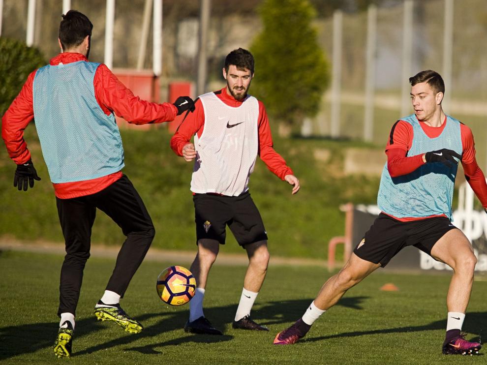 Moi Gómez, en el centro, durante un entrenamiento con el Sporting.