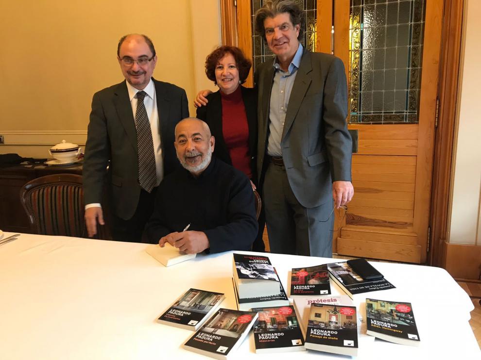 Lambán, Padura, su compañera, Lucía Lopez, y Bolea.