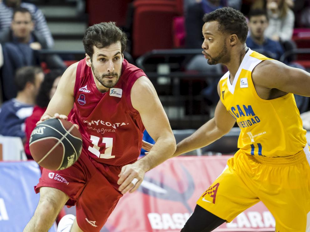 Bellas intenta irse de un rival, durante el partido en el Príncipe Felipe contra el UCAM Murcia