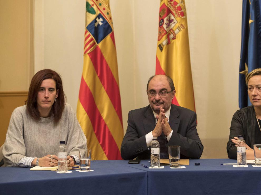 La presidenta del comité de empresa de Opel, Sara Martín, junto con el presidente aragonés, Javier Lambán, y la consejera de Economía, Marta Gastón, durante la reunión en la DGA.