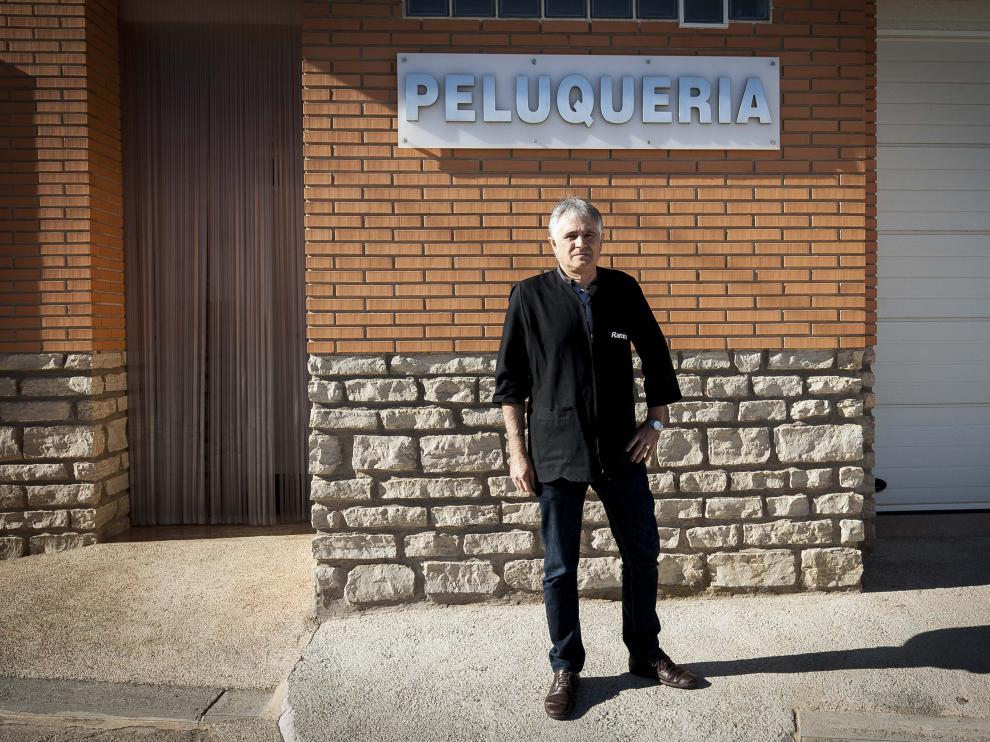 Ramiro Andrés Hernández, frente a su peluquería en Alba.