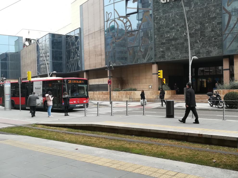 Paradas paralelas de bus y tranvía con alto riesgo. Las prisas por subir al autobús o al tranvía hacen que muchos viandantes se despisten y atraviesen las vías sin mirar. A lo largo de la avenida, existen tres enclaves con esta peligrosa configuración de paradas paralelas (junto al edificio World Trade Center, junto al centro comercial Grancasa y a la altura de Legaz Lacambra).
