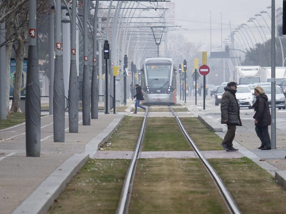 Varios peatones cruzan el eje del tranvía en el tramo de Gertrudis Gómez de Avellaneda.