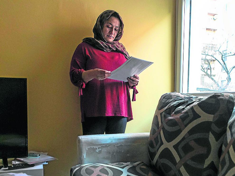 Souad vive en Las Fuentes desde hace apenas una semana. En los últimos años ha pasado por varios pisos de La Almozara, donde llegó a ser desahuciada. De esa etapa arrastra una deuda que todavía sigue pagando.