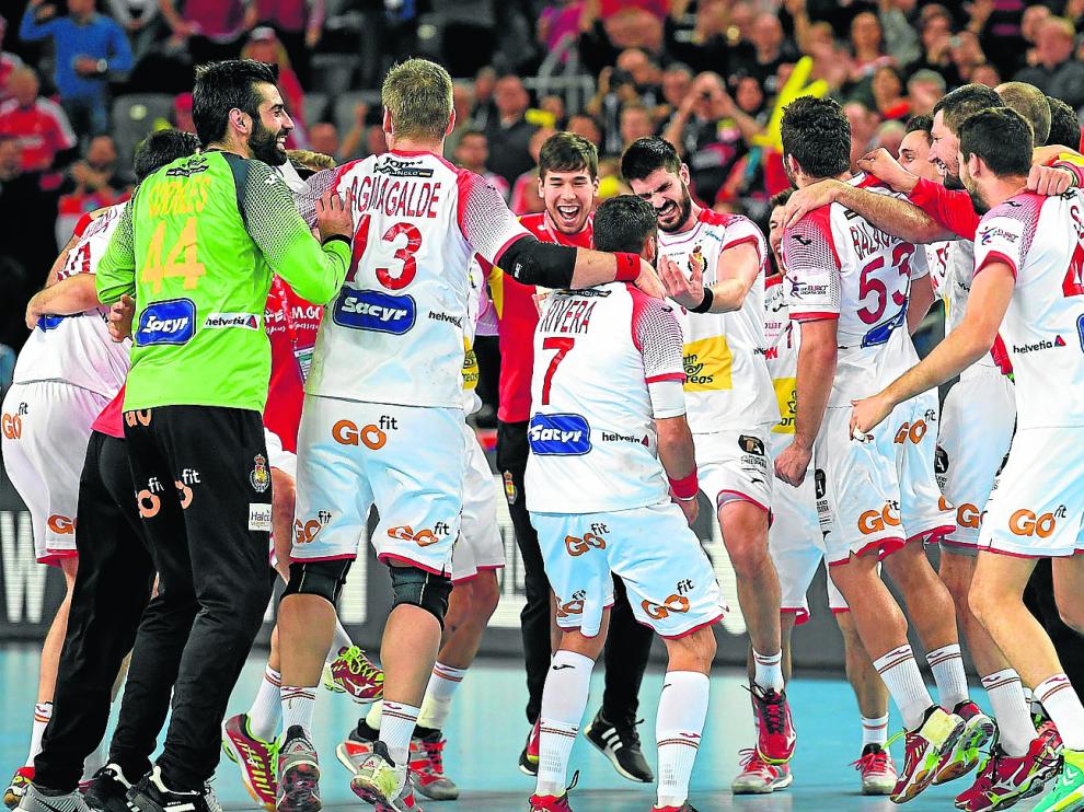 Los jugadores de la selección española celebran el triunfo en semifinales ante Francia el pasado viernes.