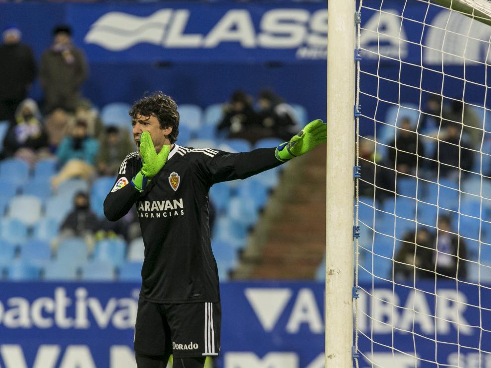 Cristian Álvarez ordena a la defensa en el partido de anoche ante el Córdoba.