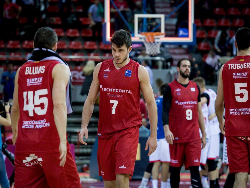 Barreiro, Triguero y Blums, tras el partido contra el Burgos. Al fondo, Dragovic