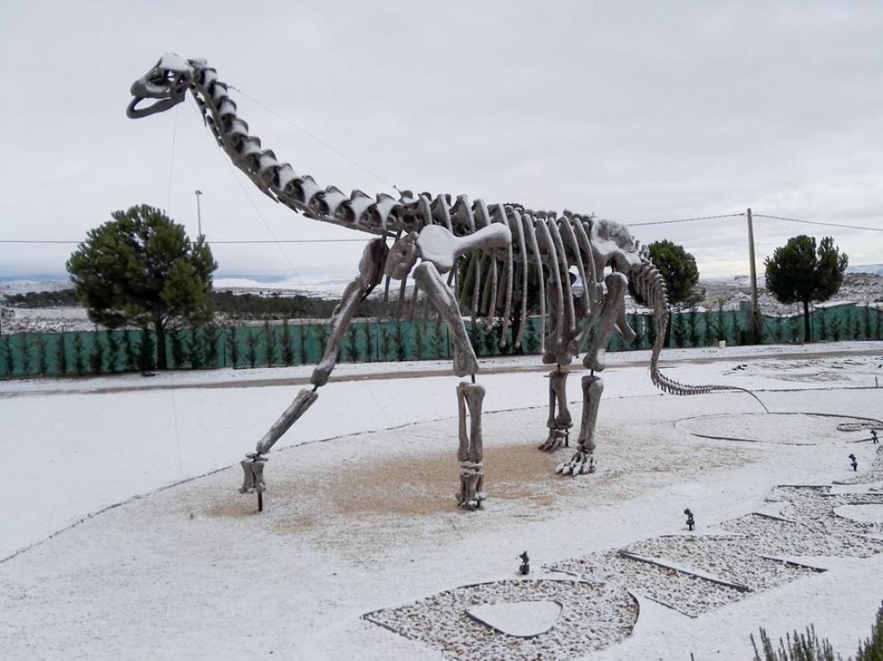 Territorio Dinópolis ha amanecido este sábado cubierto de nieve.