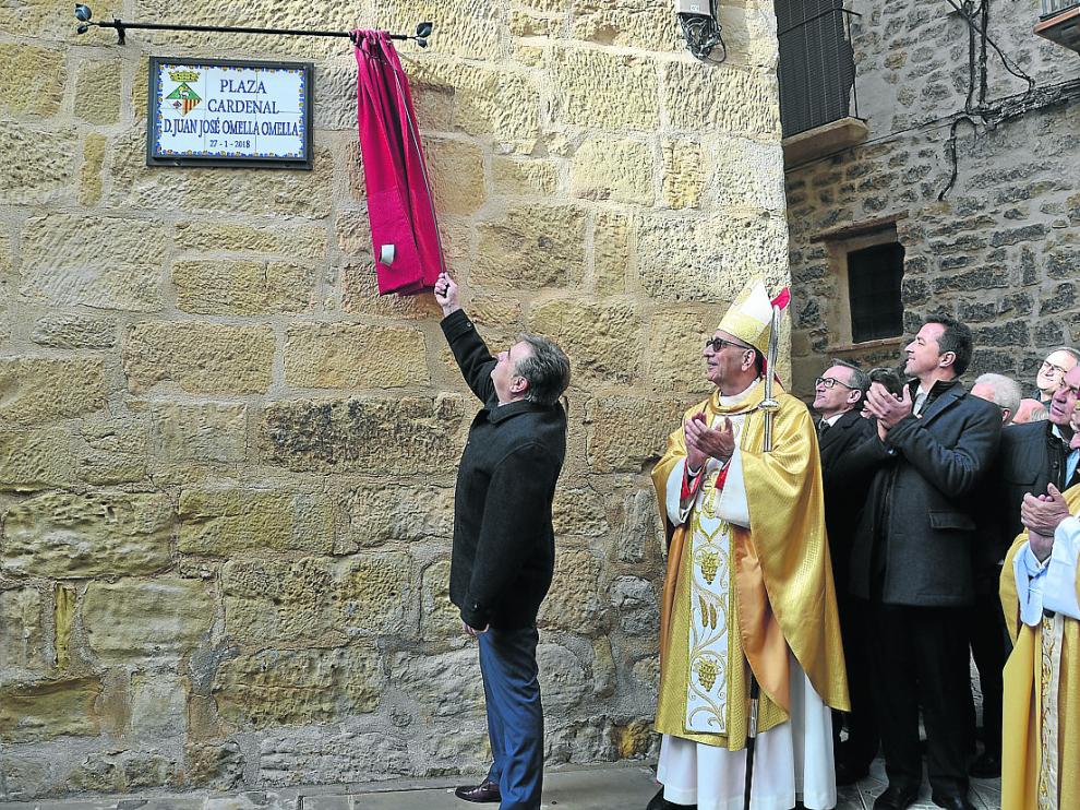 El cardenal Omella a la derecha aplaude mientras el alcalde descubre la placa de la plaza.