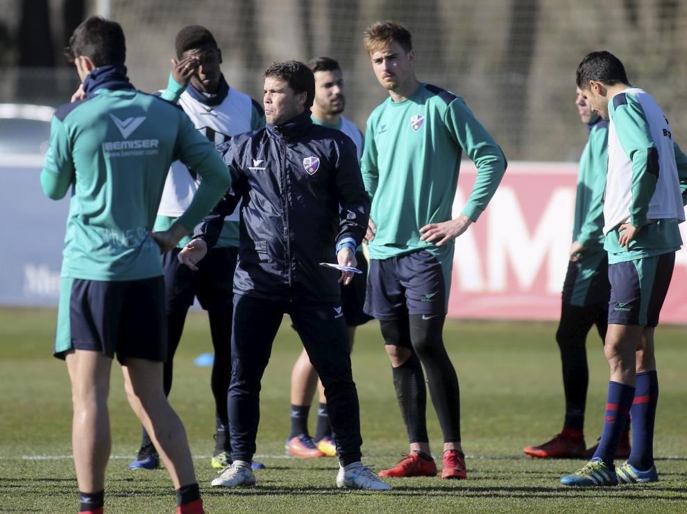 El técnico Rubi dialoga con sus jugadores durante un entrenamiento de esta semana en el IES Pirámide.