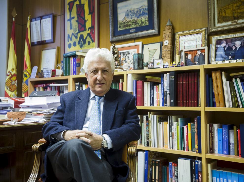 El Justicia de Aragón, rodeado de libros, en su despacho.