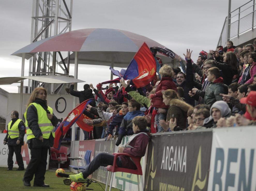 Aficionados de Osasuna en el Gol Sur de El Alcoraz durante la última visita de los navarros en enero de 2016.