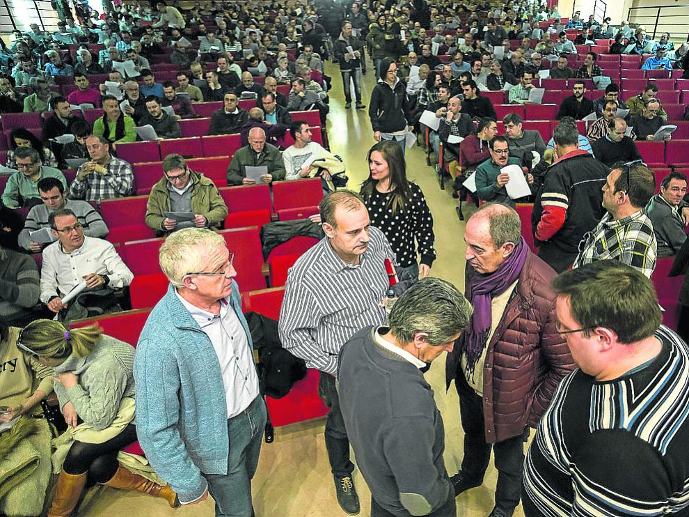 Cientos de afiliados participaron ayer en la asamblea de UGT, en el Colegio Salesianos.