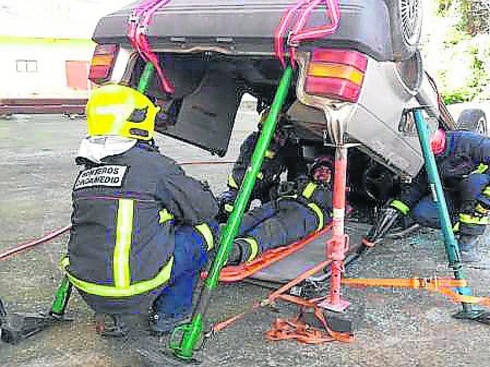 Personal del servicio de bomberos de la Comarca del Cinca Medio durante un curso de formación.