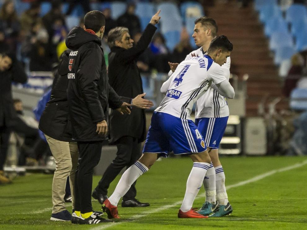 Momento en el que Jesús Valentín sustituye a Pombo en la recta final del partido Real Zaragoza-Córdoba de este pasado viernes, ya en el tiempo de aumento.