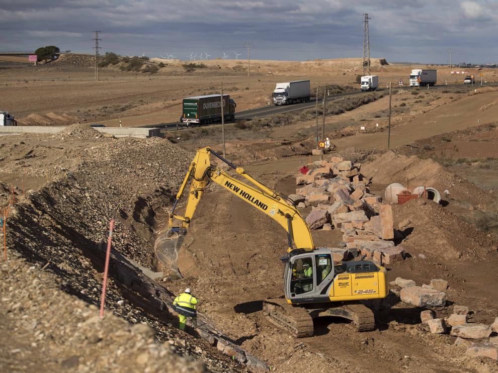Una de las pocas máquinas que trabajan en las obras, a la altura de Pedrola, el pasado día 25.