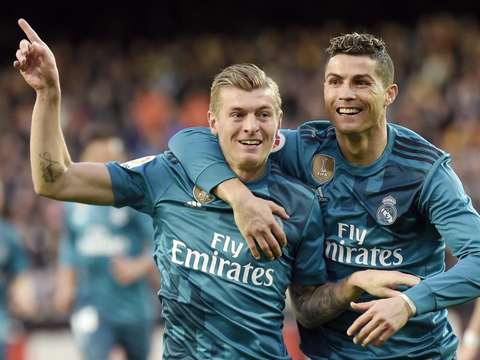 Toni Kroos celebra su gol junto a Cristiano Ronaldo