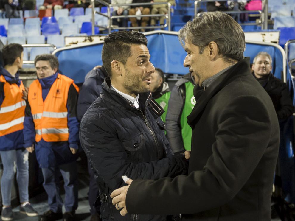 Jorge Romero se saluda con Natxo González en la banda.