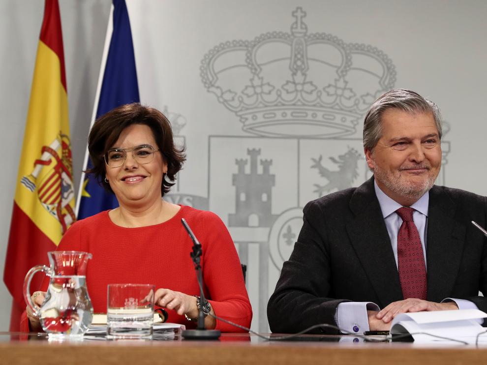 La vicepresidenta del Gobierno, Soraya Sáenz de Santamaría, y el portavoz del Ejecutivo, Íñigo Méndez de Vigo, durante la rueda de prensa posterior a la reunión del Consejo de Ministros, hoy en el Complejo de la Moncloa.