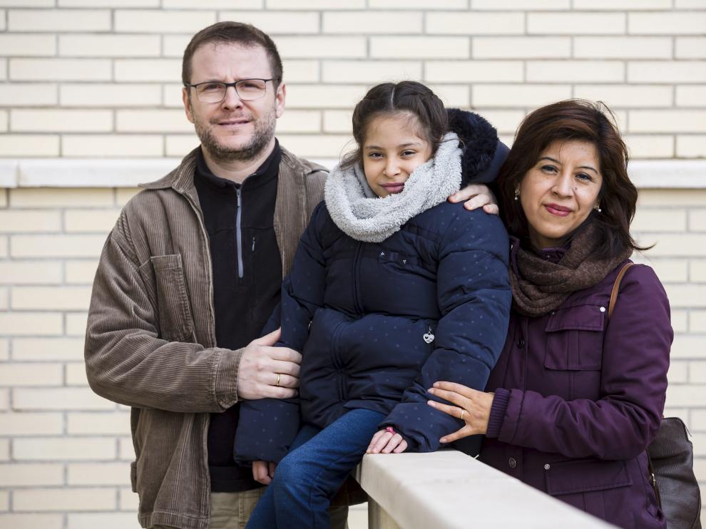 Gabriela junto a sus padres Moisés y Desi, el viernes en Santa Isabel.
