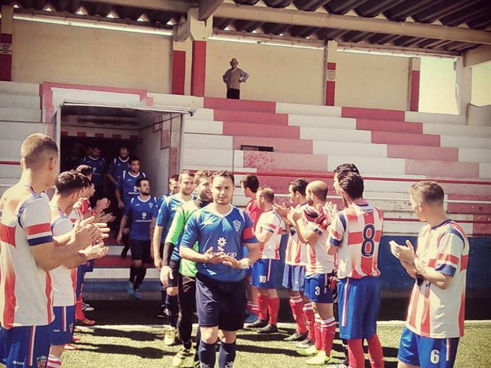 Barluenga, en primer plano con el brazalete de capitán, en los prolegómenos de un choque de la pasada campaña.