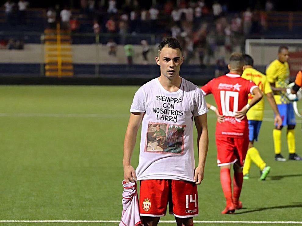Pablo Gállego muestra la foto de su amigo Larry, recientemente fallecido.