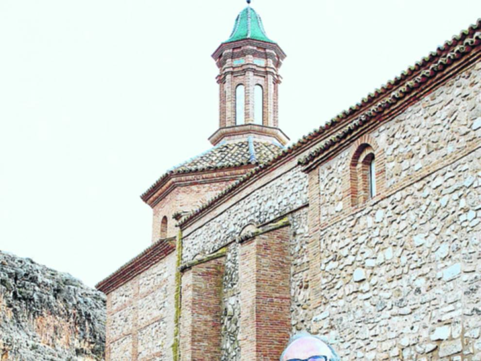 El alcalde de Muel, junto a la ermita y la presa romana.