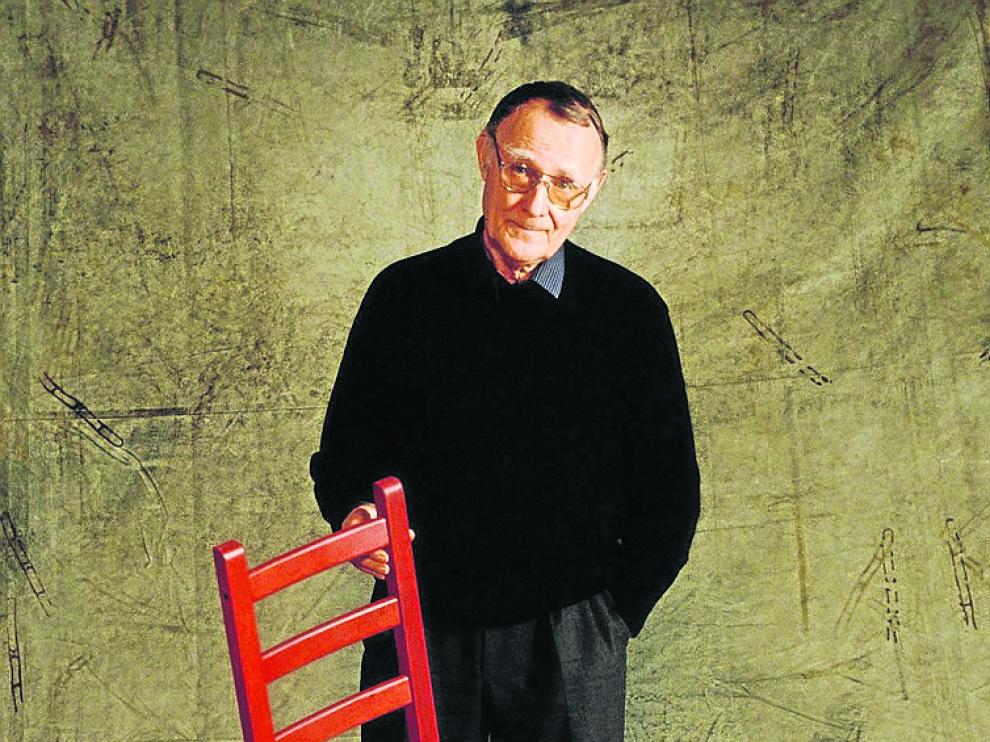 Ingvar Kamprad con una silla de Ikea.