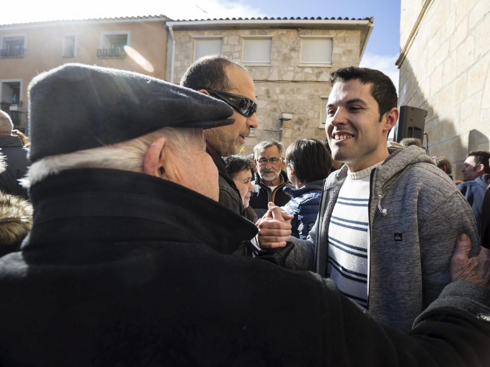 El alcalde de La Muela, Adrián Tello (CHA), recibió el apoyo de más de 400 vecinos en una concentración el día 21 de enero