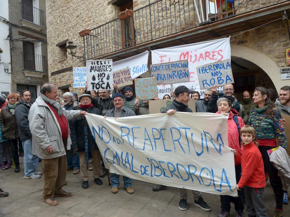 Decenas de vecinos se concentraron este domingo con pancartas en la plaza para mostrar su oposición a la central de Castellón.