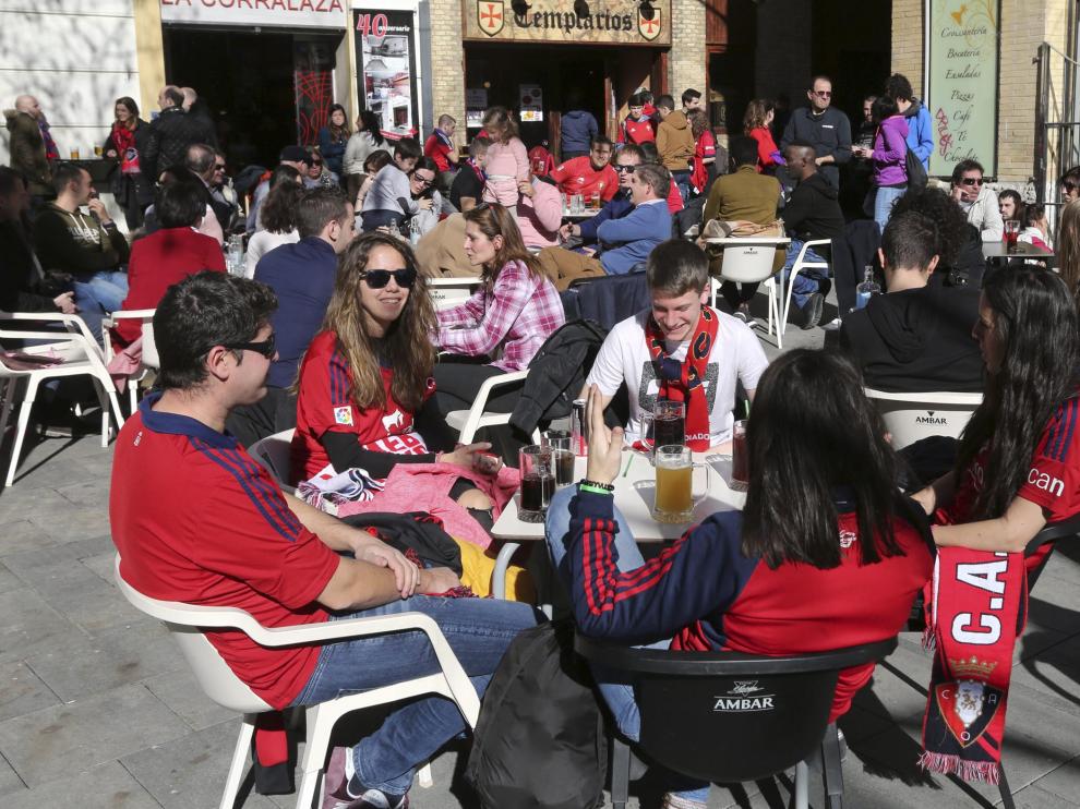 Aficionados de Osasuna, en una terraza de Huesca.