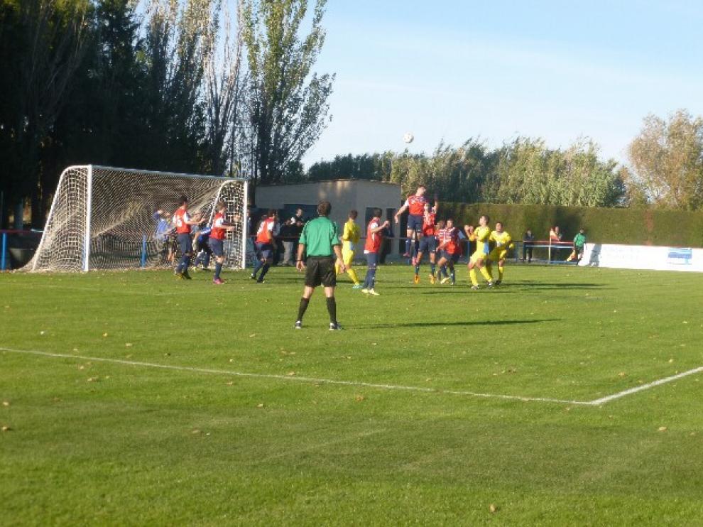 Imagen del partido Tardienta-Alcolea, en el que un jugador recibió una tarjeta por hablar por el móvil.