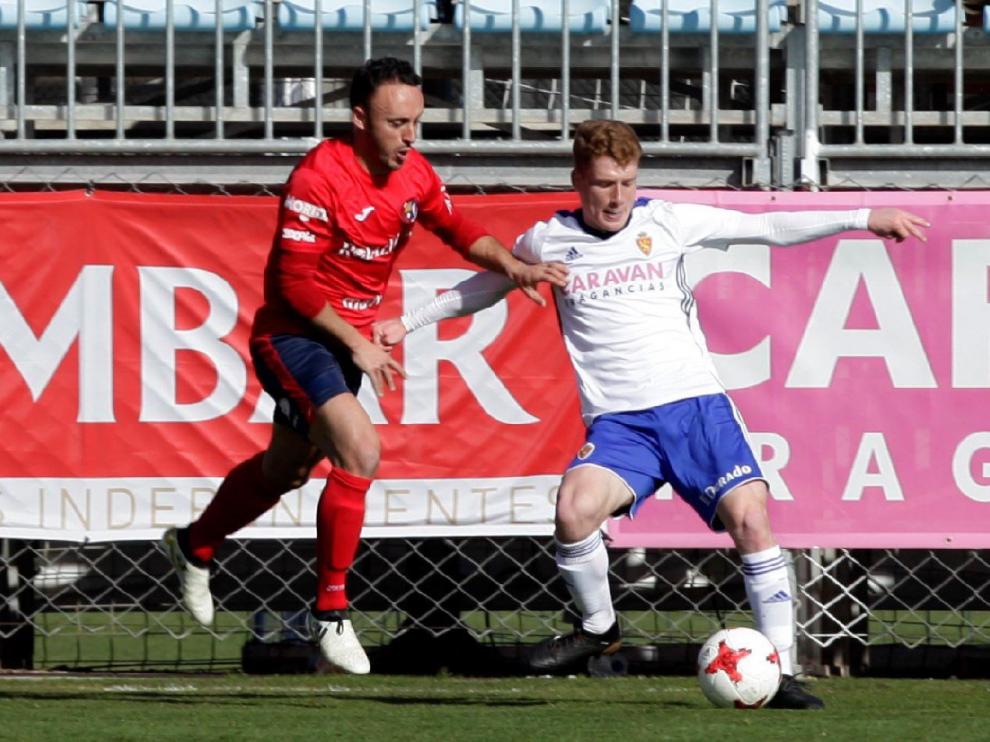 Xumetra, este domingo en la Ciudad Deportiva ante David Vicente, jugador del filial zaragocista, en el partido RZD Aragón-Olot de Segunda B.