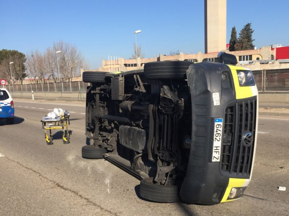 La ambulancia ha volcado sobre las 10.30 en el carril central de la A-68 en sentido Logroño.