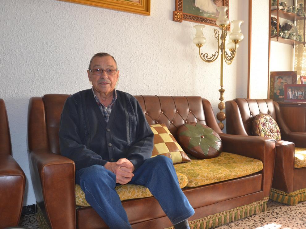 Manuel Andreu, en el sofá de su casa de Albalate del Arzobispo.
