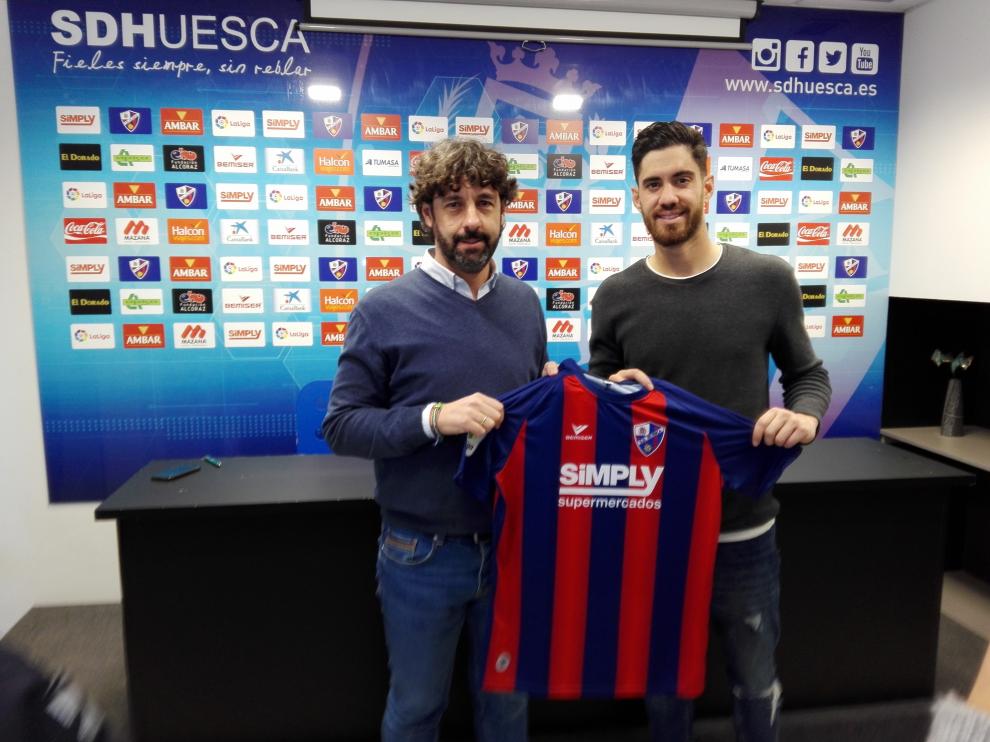 El director deportivo azulgrana Emilio Vega junto a Roberto Santamaría en la presentación del portero navarro.