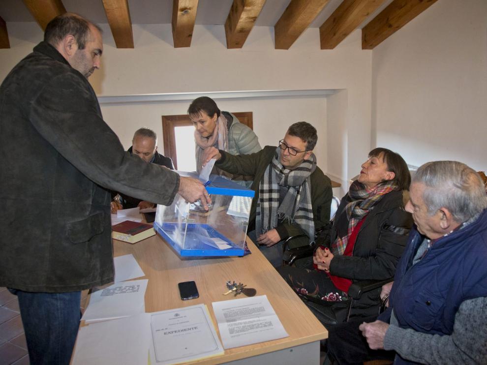 El nuevo alcalde votando ayer en el pleno que le dio la alcaldía.
