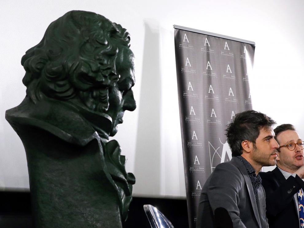 El busto de Goya mira a Ernesto Sevilla y Joaquín Reyes, presentadores de los Goya el sábado.