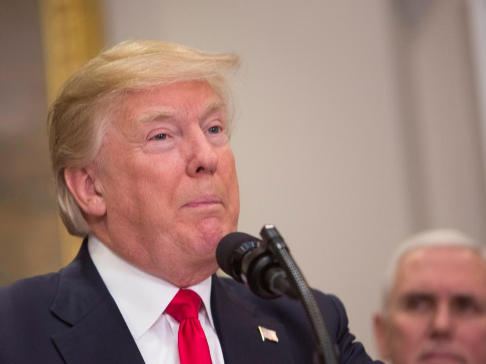 El presidente estadounidense, Donald Trump (i), y el vicepresidente, Mike Pence (d), participan en la ceremonia de jura de cargo del Secretario de Salud, Alex Azar (no en la imagen), en la Casa Blanca de Washington DC (Estados Unidos) hoy, 29 de enero de 2018.