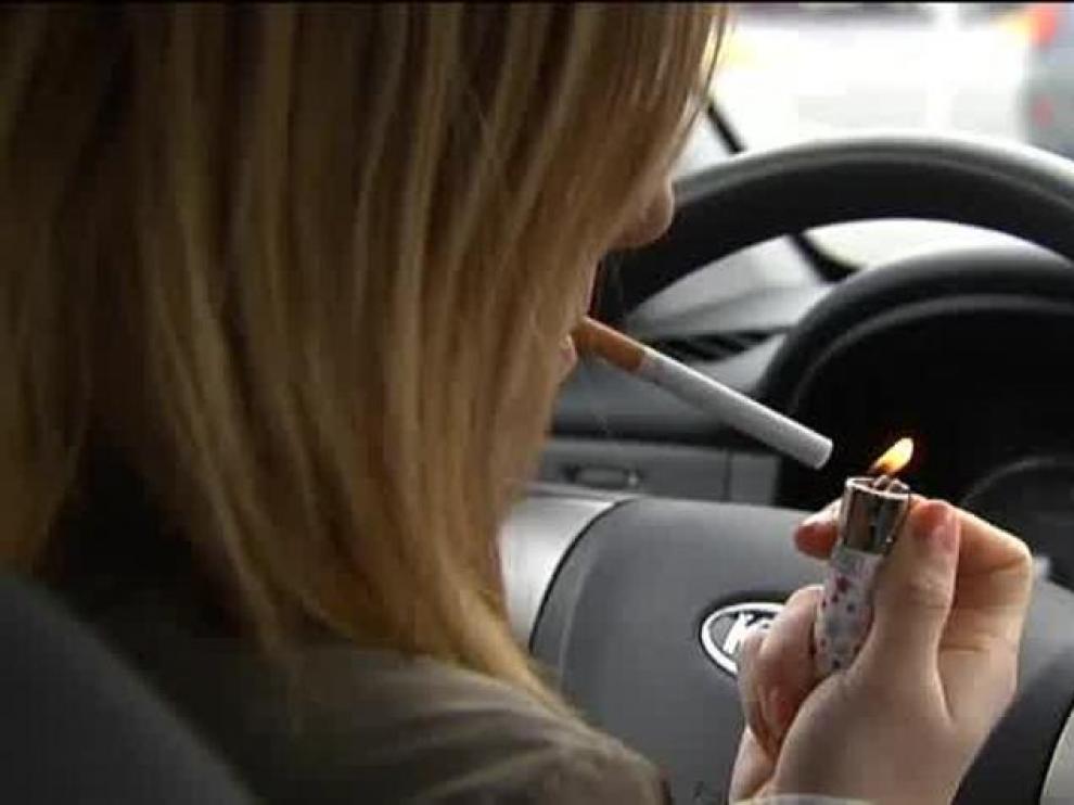 Los médicos piden que se prohíba fumar en el coche