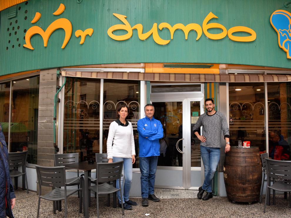 Nines Marco, Abdul Misto y su hijo, Alberto Misto, en la puerta de Mr. Dumbo, en Zaragoza.
