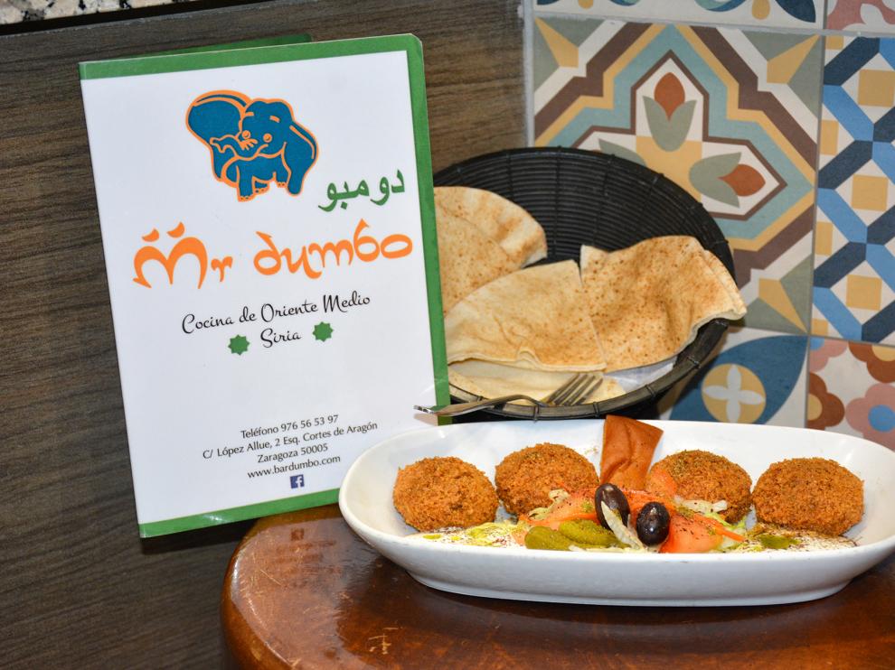 Imagen de un plato de croquetas de falafel servido en el bar Mr. Dumbo.