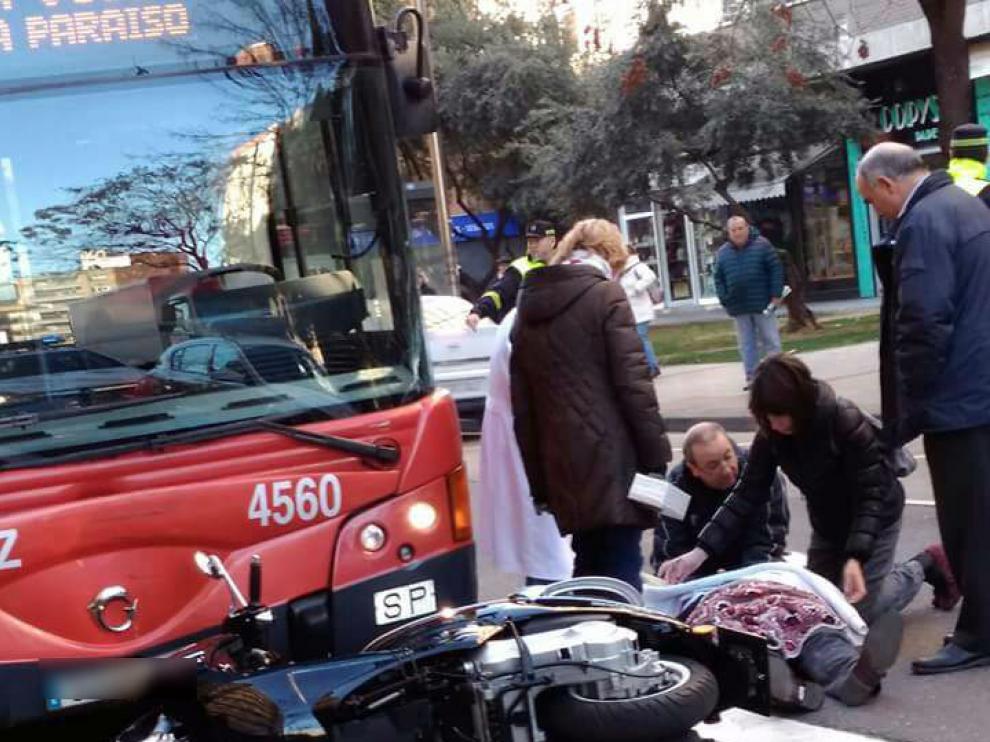 Herido grave un motorista al colisionar con un autobús en Zaragoza.
