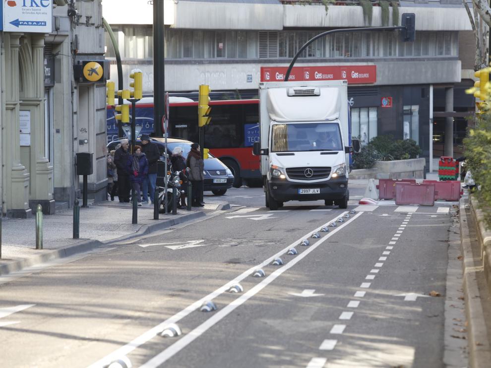 Unas vallas impiden estos días en paso de bicicletas, a la espera de su apertura el jueves.